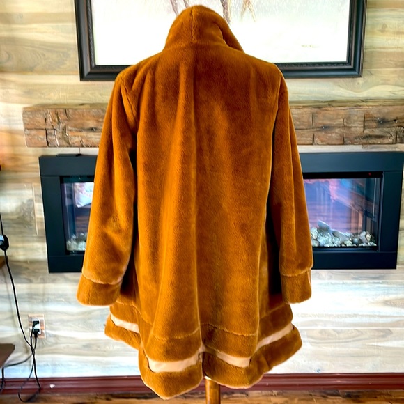 Fashion faux fur brown coat. Size M - Picture 6 of 7
